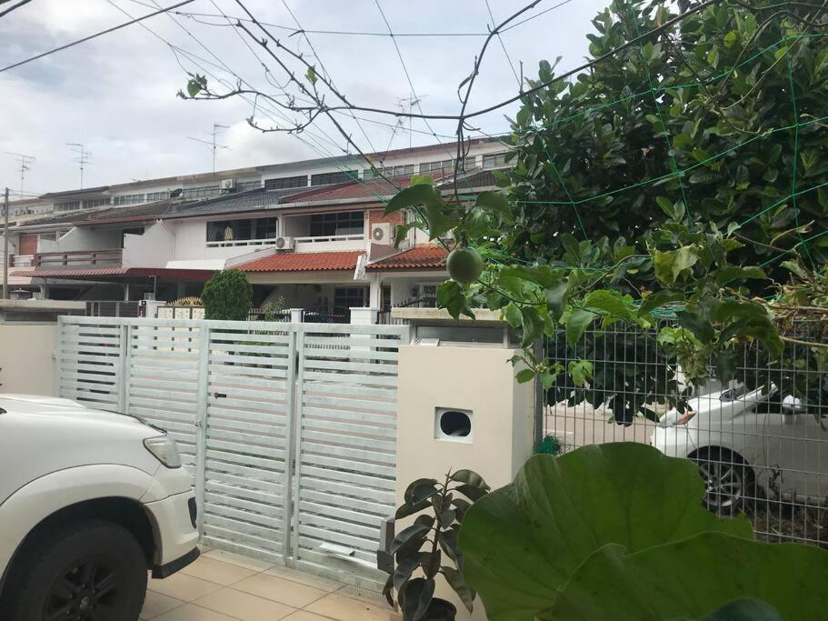 Terrace House Near Stulang Laut Ciq Midvalley Ksl For 7Pax Джохор-Бару Экстерьер фото